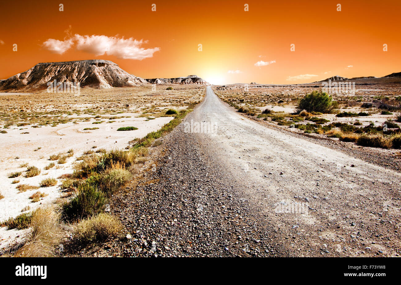 Sonnenuntergang Wüstenlandschaft und Straße. Reisekonzept Stockfoto