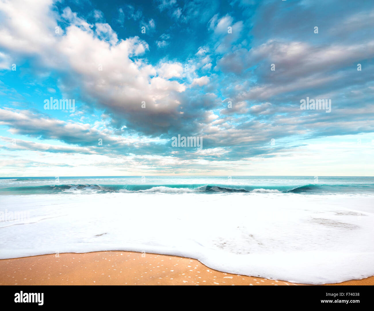 Strand-Landschaft. Strand und idyllischen blauer Himmel Stockfoto