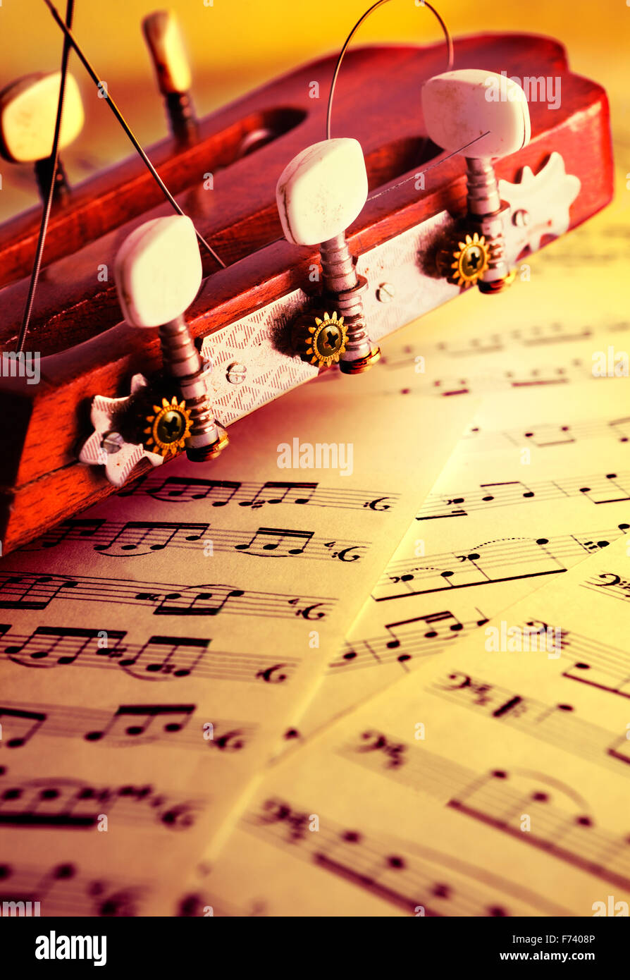 Klassische musikalische Untermalung mit akustischer Gitarre und Musik-score Stockfoto