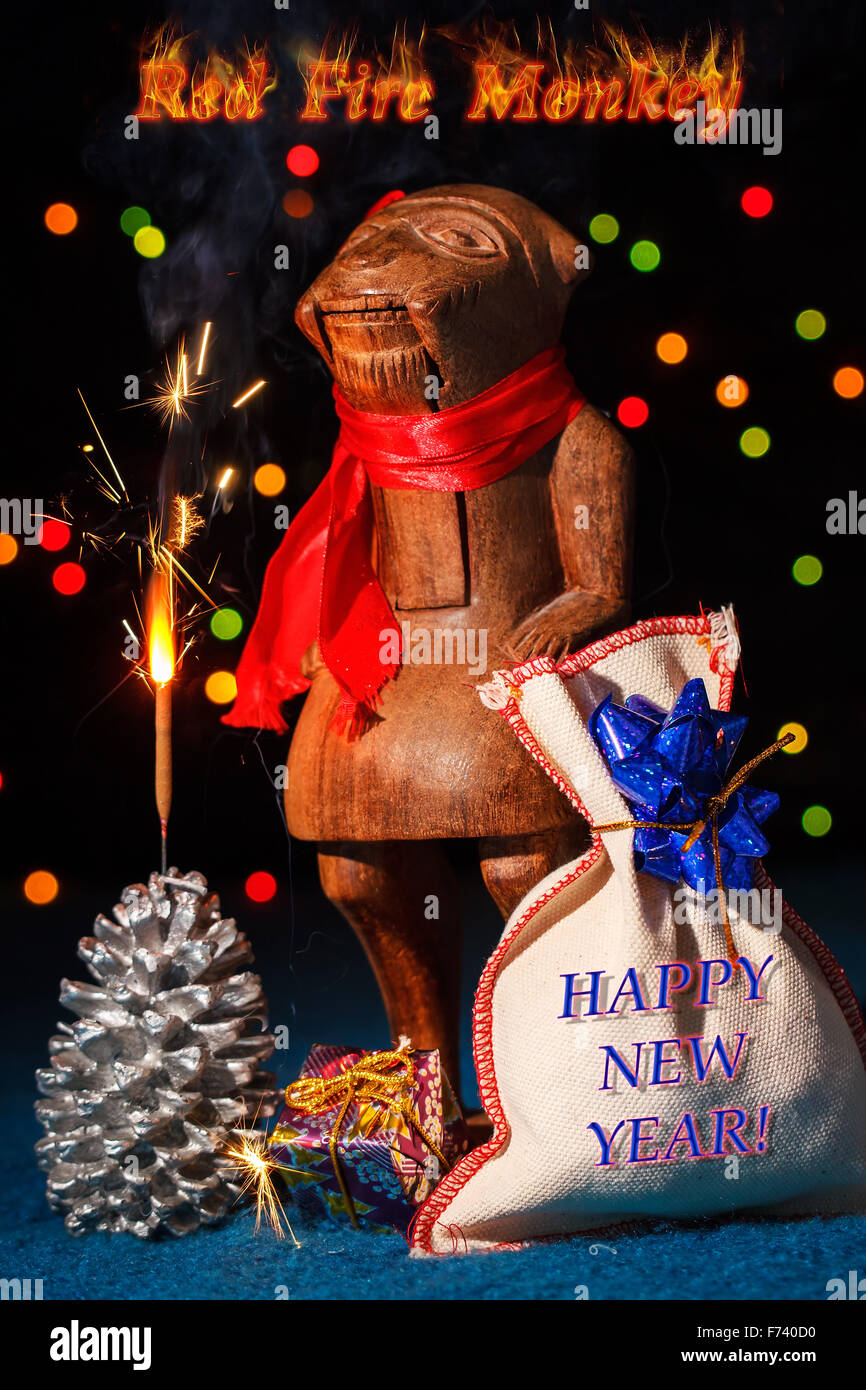 Chinesisches Symbol des Jahres 2016 - Red Fire Affe mit Wunderkerze und Geschenke Stockfoto