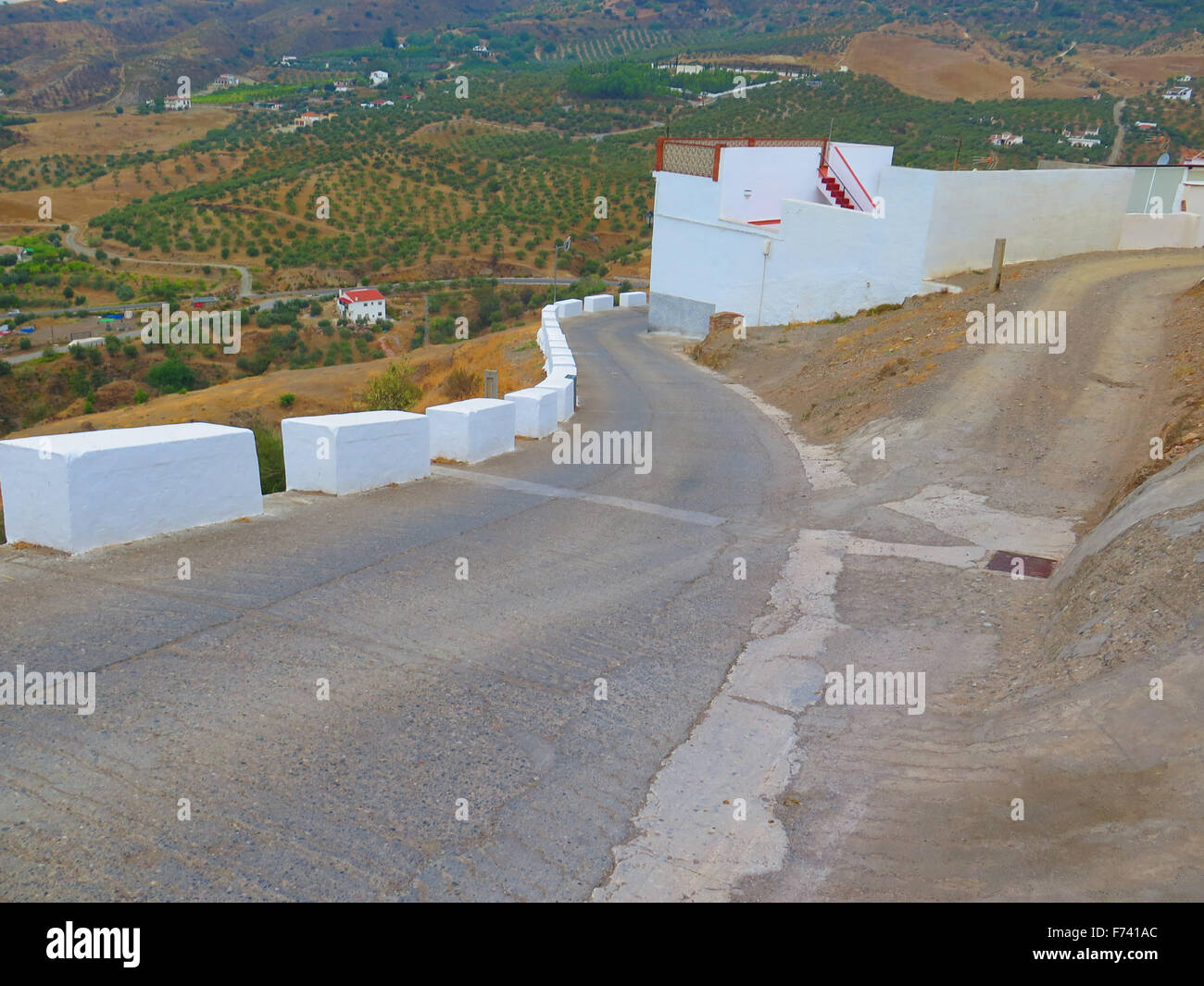 Weißen Rand Blöcke auf einem steilen Hügel in Alora, Andalusien Stockfoto