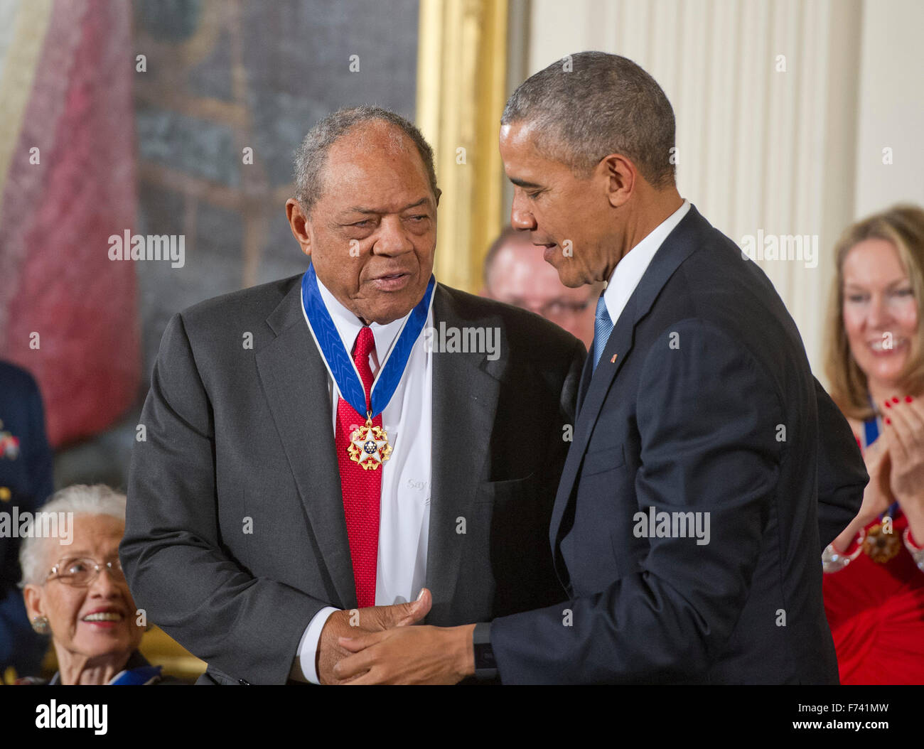 Legendäre Hauptliga-Baseball Spieler Willie Mays schüttelt Hände mit US-Präsident Barack Obama nach Erhalt die Presidential Medal Of Freedom während einer Zeremonie im East Room des weißen Hauses in Washington, DC Dienstag, 24. November 2015. Die Medaille ist die höchste zivile Auszeichnung USA, präsentiert für Personen, die vor allem Verdienste für die Sicherheit oder die nationalen Interessen der USA, für den Weltfrieden oder kulturellen oder erhebliche öffentliche oder private Unternehmungen gemacht haben. Foto: Ron Sachs/CNP/Dpa - NO-Draht-Dienst- Stockfoto