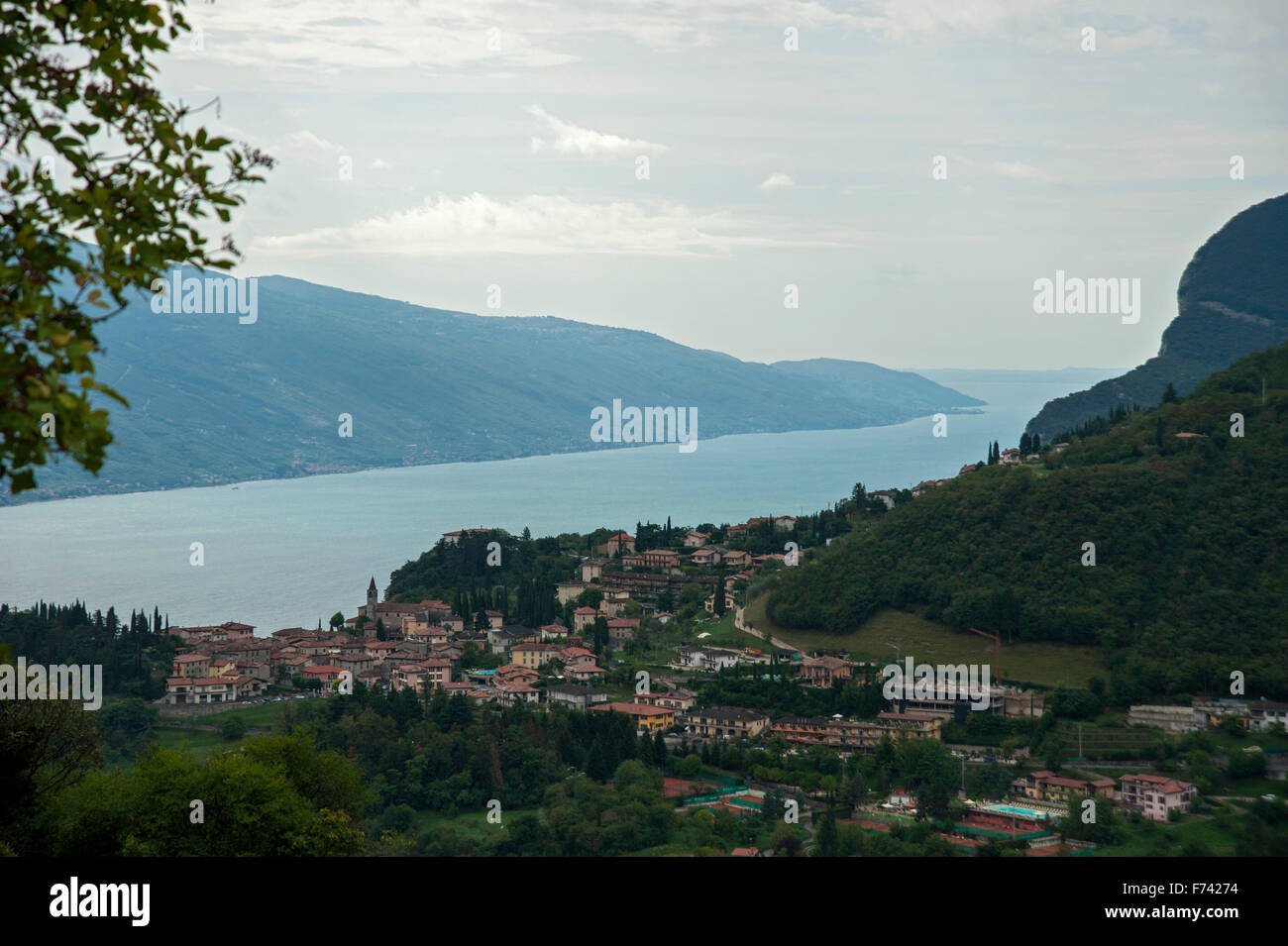 Lago di Garda, Blick von Westen nach Südosten mit Dorf Pieve und Monte  Baldo - Italien Stockfotografie - Alamy