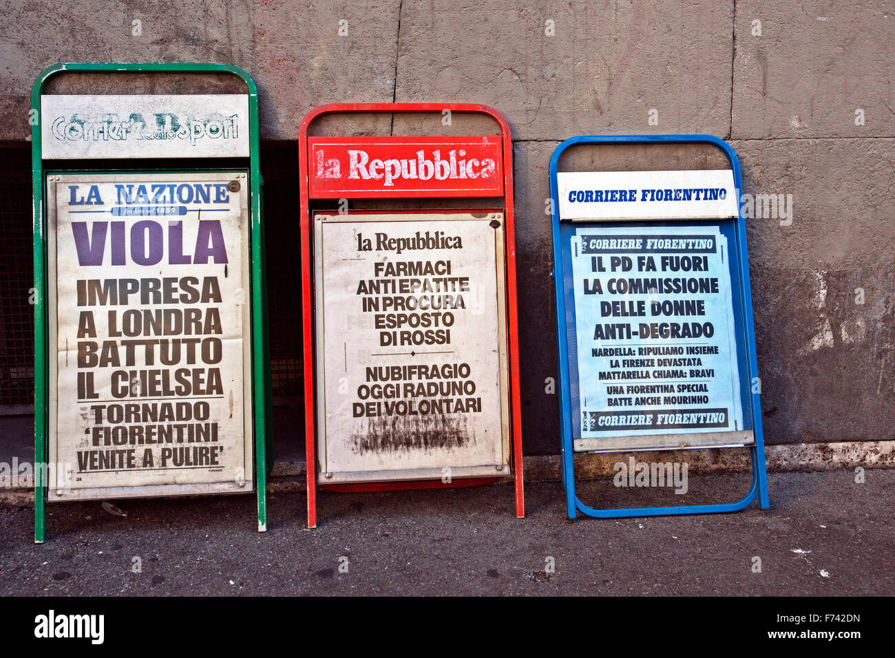 Italienische Zeitung die Schlagzeile Werbeschilder Stockfoto
