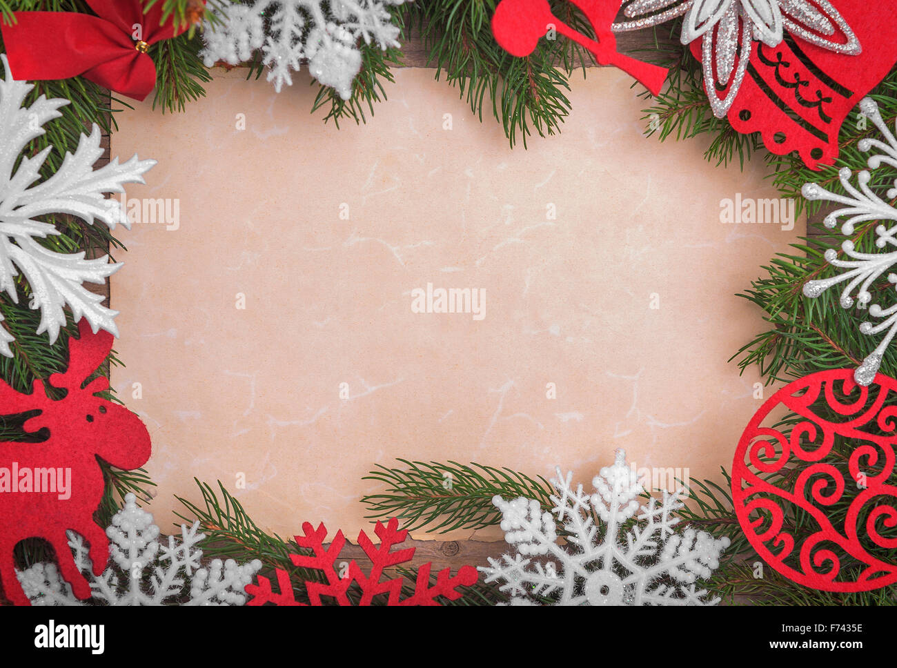 Weihnachten-Rahmen mit einem Blatt Papier. Stockfoto
