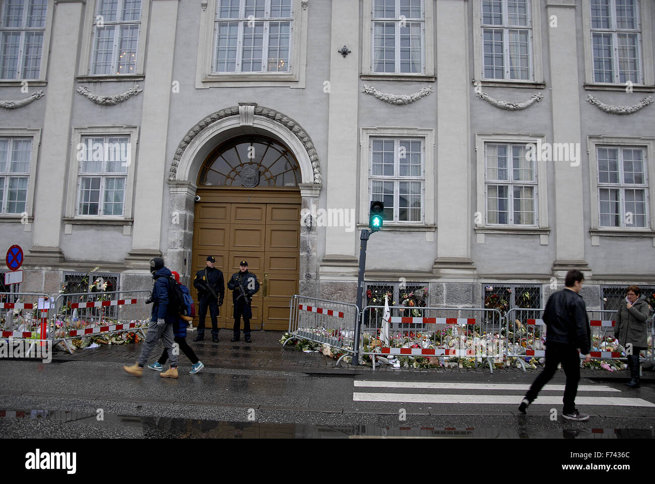 Kopenhagen, Dänemark. 25. November. 2015. Polizei Geschenke an französischen Botschaft nach Paris Terroristen angegriffen Menschen legen Blumen und besuchen Sie die französische Botschaft in Kopenhagen, Dänemark. Bildnachweis: Francis Dean/Alamy Live-Nachrichten Stockfoto