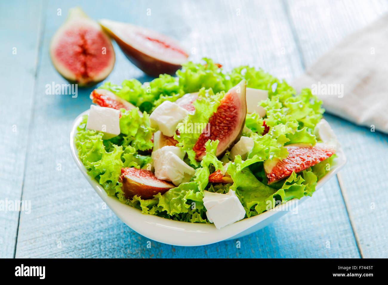 Salat mit Feigen und Feta-Käse Stockfoto