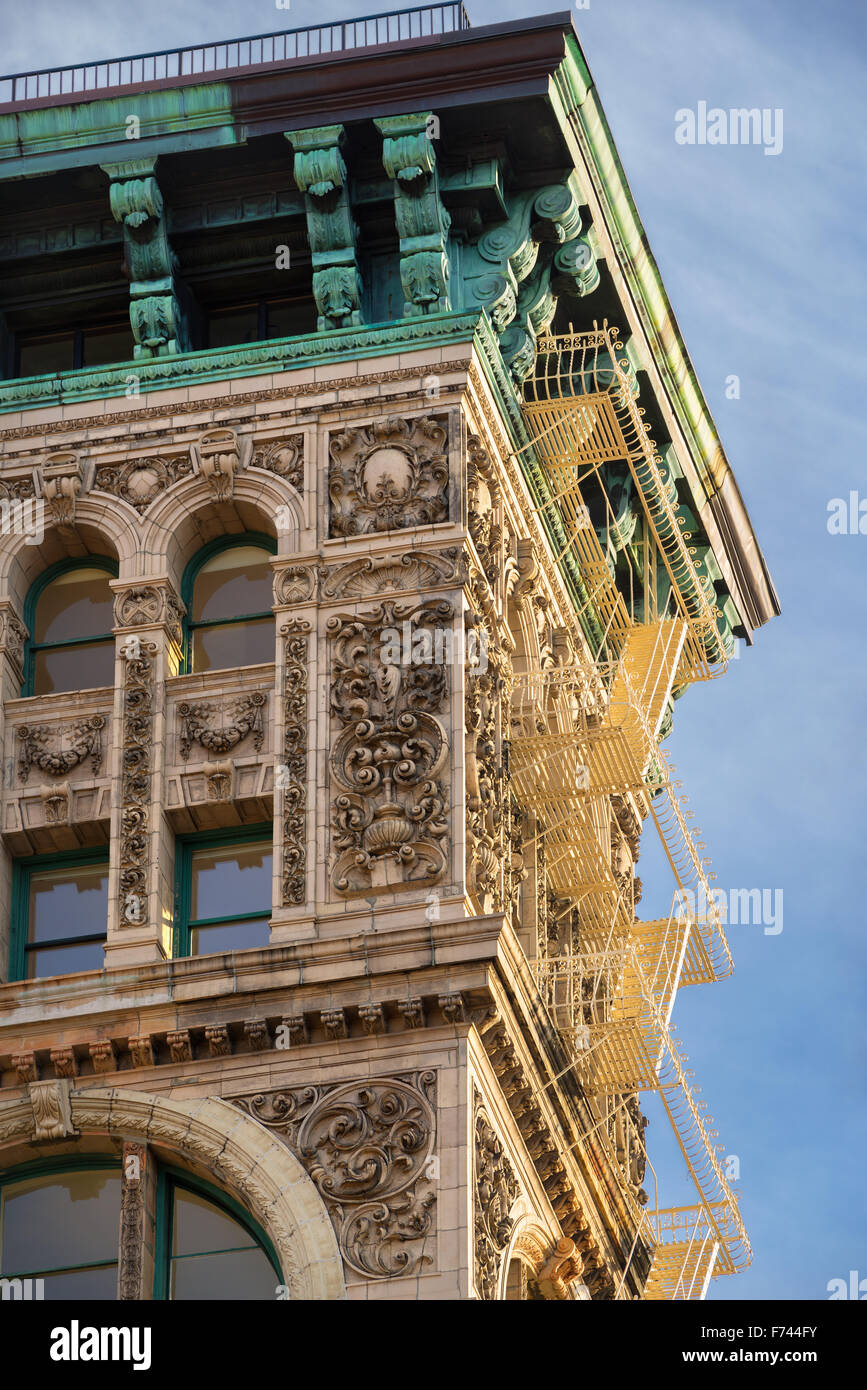 Ende des 19. Jahrhunderts Gebäudefassade in Soho, Manhattan, New York City. Terra Cotta Ornamente, Kupfer Gesims und Feuer zu entkommen. Stockfoto