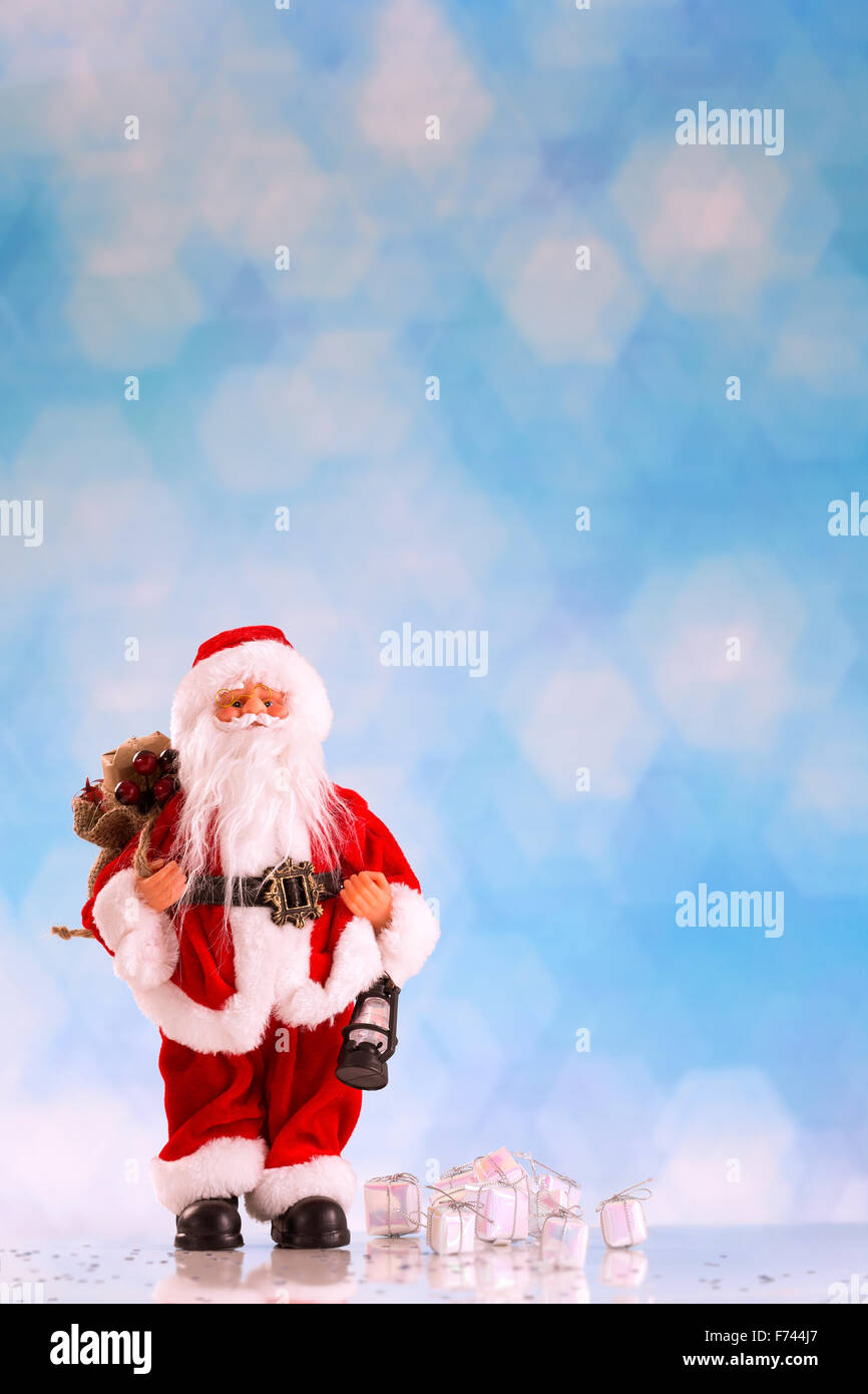 Weihnachtsmann auf Tblue Hintergrund Stockfoto