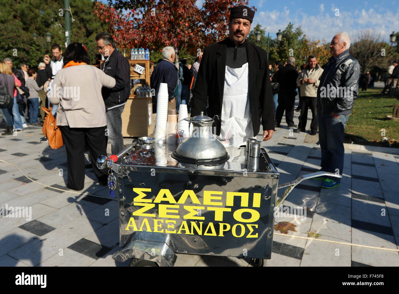 Straßenhändler mit seiner mobilen Einheit verkaufen Salep, in Thessaloniki, Griechenland. Stockfoto