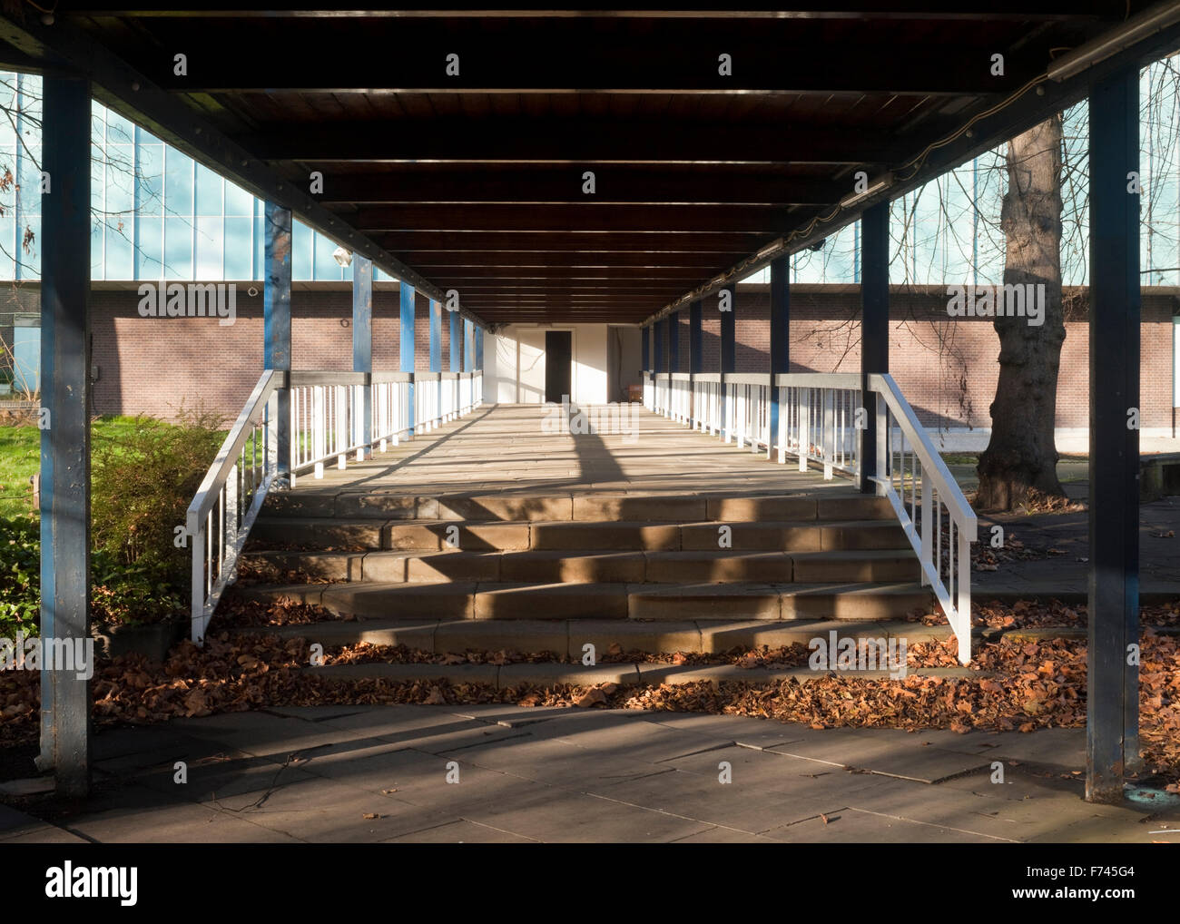 Überdachten Gehweg äußere des Commonwealth Institute in die neue umgewandelt werden, Design Museum, Kensington, London, UK Stockfoto