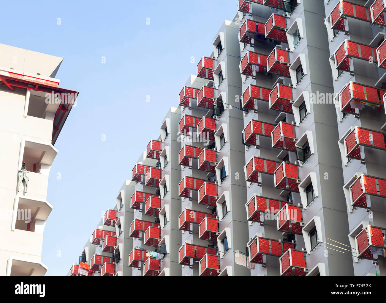 Clubanlagen mit roten Balkons, Singapur, Südostasien. Mehr als Leben 90 % der Singapurer in Sozialwohnungen Stockfoto