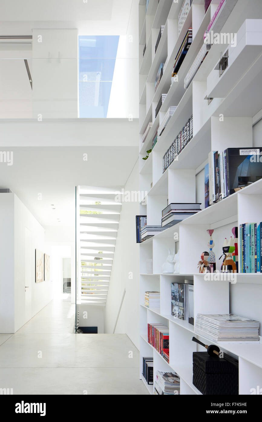 Bücherregale und Treppe in modernes weißes Haus, Israel, Nahost Stockfoto