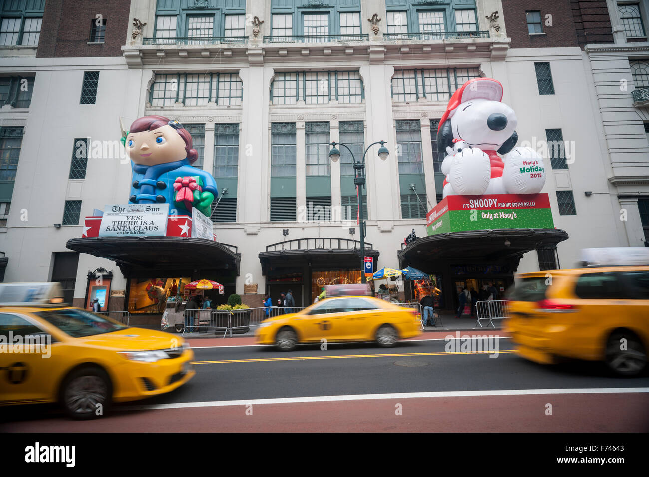 Macy's Herald Square in New York sind in ihrer "A Charlie Brown Christmas" Thema für Weihnachten auf Sonntag, 22. November 2015. Die vier großen Kaufhausketten, Nordstrom, Macy's, JCPenney und Kohls sollen durchschnittlich nur 1,2 % Umsatzwachstum im dritten Quartal im Vergleich zu den 10 % geschätzt für Discounter zu melden. (© Richard B. Levine) Stockfoto
