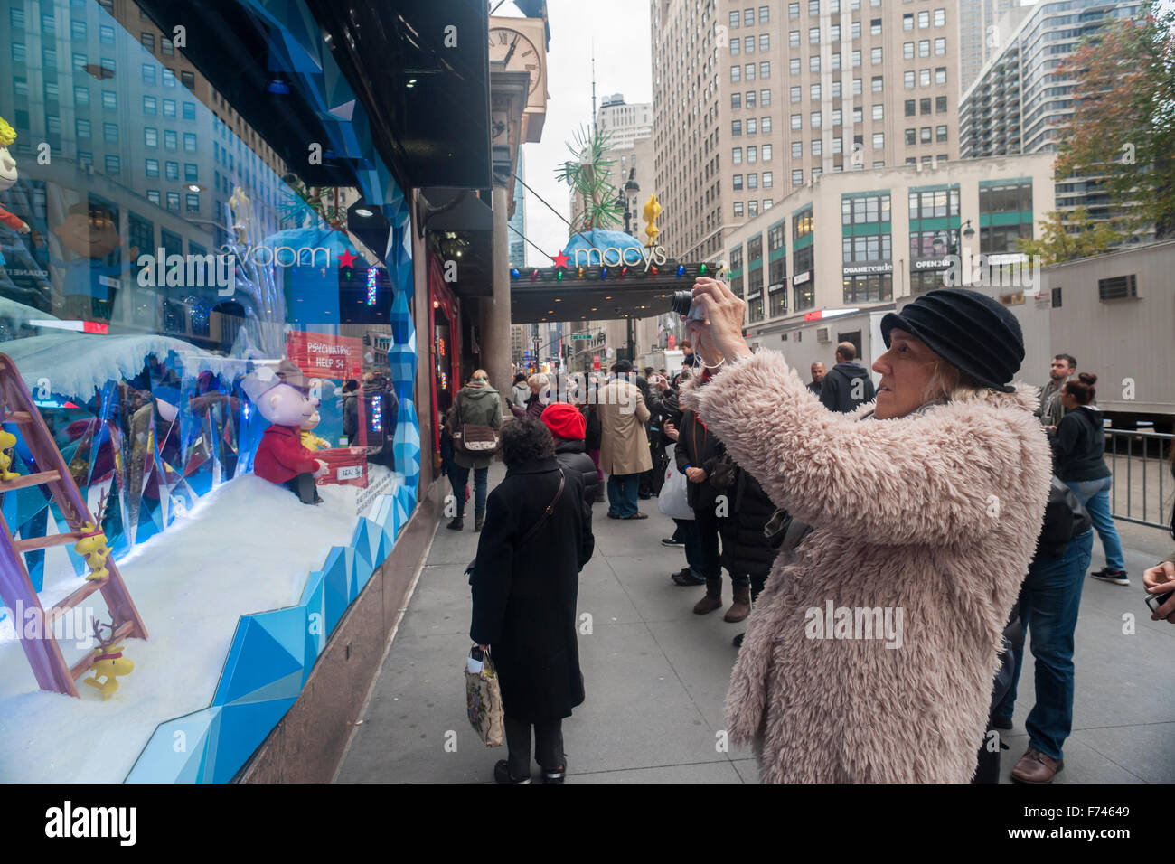 Scharen von Besuchern zu Macy's Herald Square in New York anzeigen der "A Charlie Brown Christmas'' unter dem Motto Urlaub Fenster auf Sonntag, 22. November 2015. Die vier großen Kaufhausketten, Nordstrom, Macy's, JCPenney und Kohls sollen durchschnittlich nur 1,2 % Umsatzwachstum im dritten Quartal im Vergleich zu den 10 % geschätzt für Discounter zu melden. (© Richard B. Levine) Stockfoto