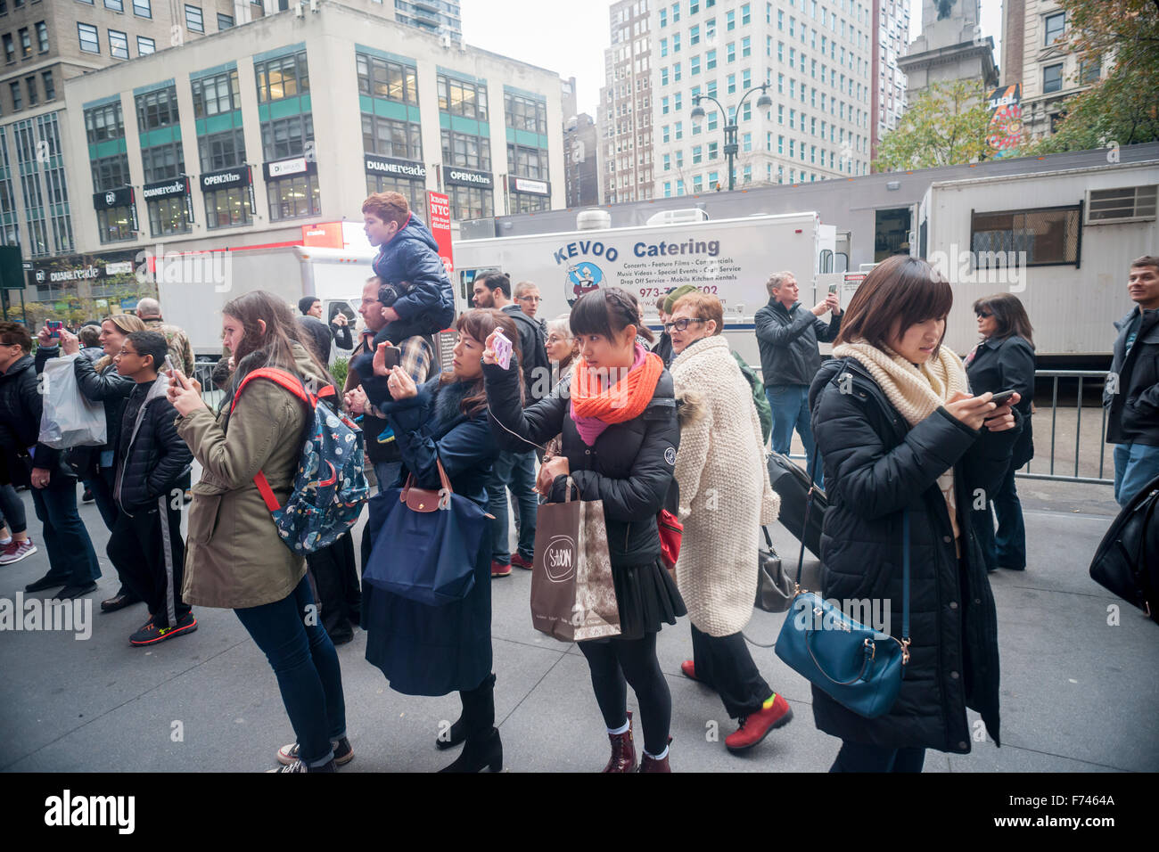 Scharen von Besuchern zu Macy's Herald Square in New York anzeigen der "A Charlie Brown Christmas'' unter dem Motto Urlaub Fenster auf Sonntag, 22. November 2015. Die vier großen Kaufhausketten, Nordstrom, Macy's, JCPenney und Kohls sollen durchschnittlich nur 1,2 % Umsatzwachstum im dritten Quartal im Vergleich zu den 10 % geschätzt für Discounter zu melden. (© Richard B. Levine) Stockfoto