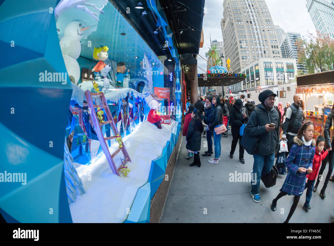 Scharen von Besuchern zu Macy's Herald Square in New York anzeigen der "A Charlie Brown Christmas'' unter dem Motto Urlaub Fenster auf Sonntag, 22. November 2015. Die vier großen Kaufhausketten, Nordstrom, Macy's, JCPenney und Kohls sollen durchschnittlich nur 1,2 % Umsatzwachstum im dritten Quartal im Vergleich zu den 10 % geschätzt für Discounter zu melden. (© Richard B. Levine) Stockfoto
