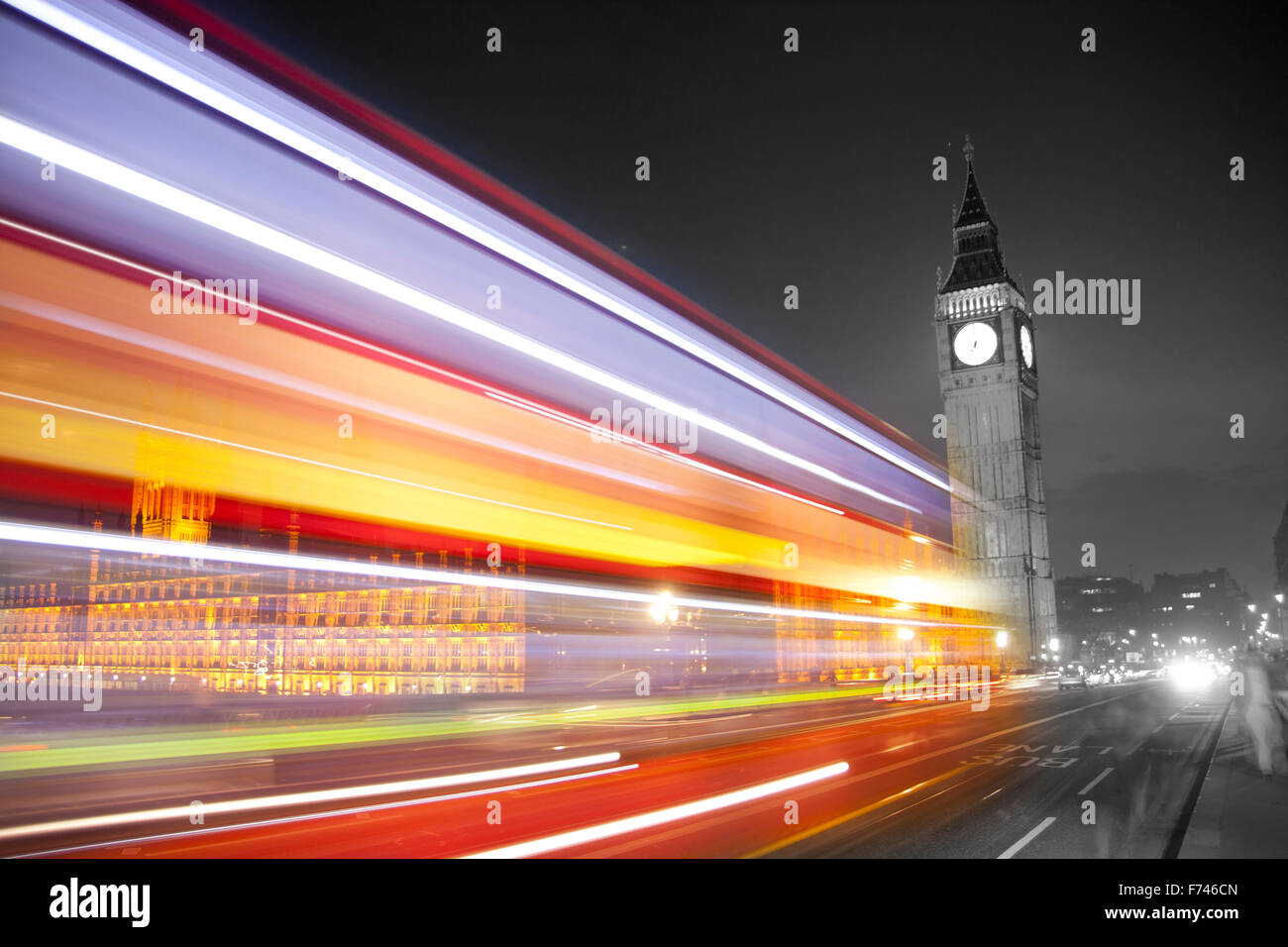 Rot-London-Bus mit Bewegungsunschärfe vorbei an Big Ben und die Houses of Parliament auf Westminster Bridge London England UK Stockfoto