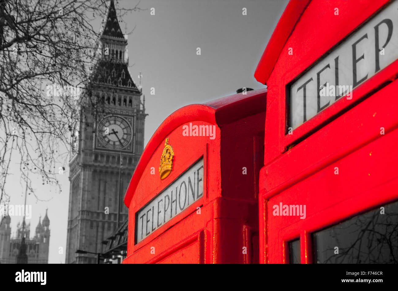 Zwei traditionelle rote K6 Telefonzellen telefonieren-Boxen mit Big Ben Elizabeth Tower Houses of Parliament im Hintergrund rot auf schwarz Stockfoto