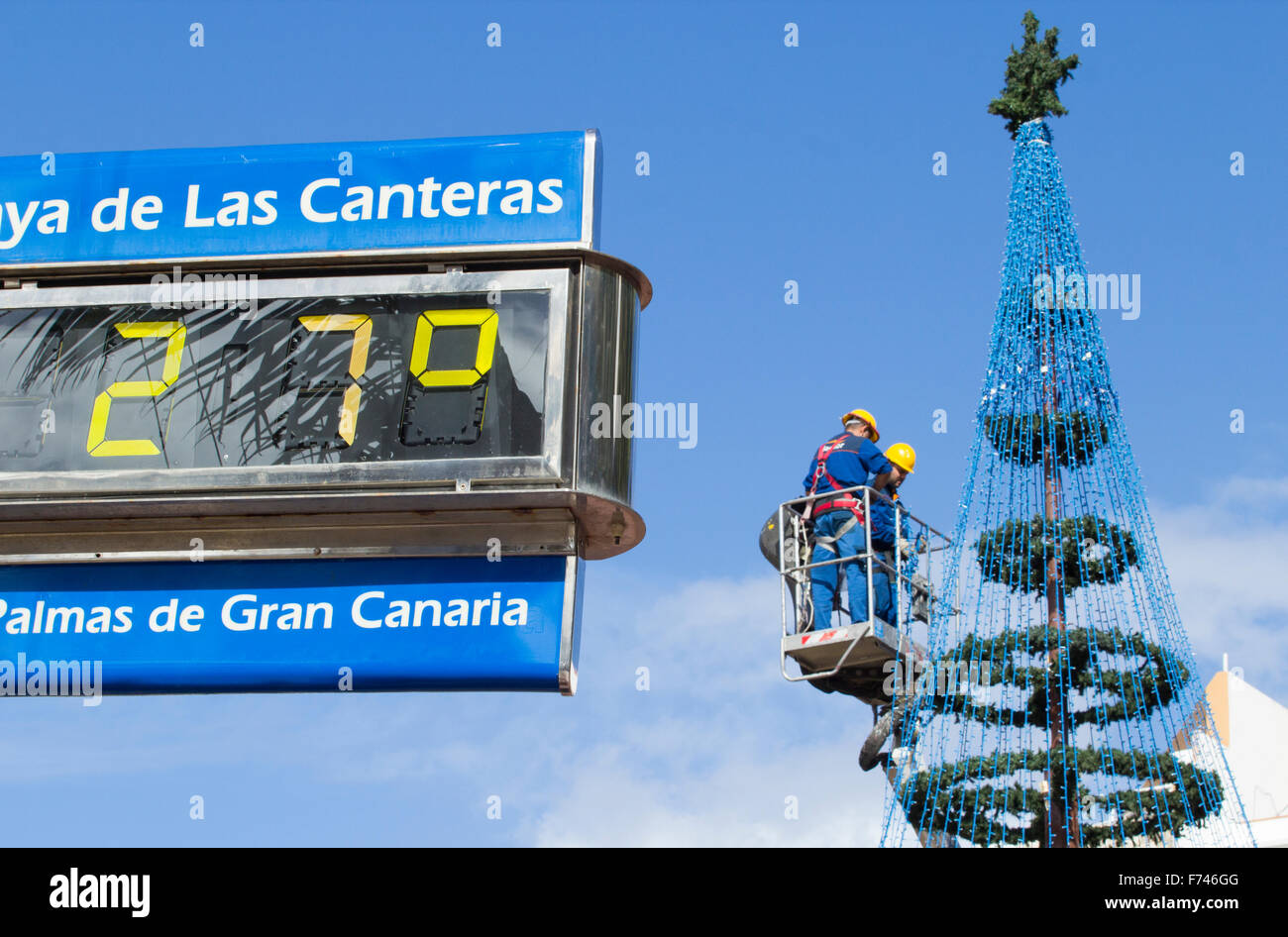 Las Palmas, Gran Canaria, Kanarische Inseln, Spanien. 25. November 2015.  Wetter: Kurze Chancen auf eine weiße Weihnacht auf Gran Canaria als  Weihnachtsbaum Strand steigt am Stadtstrand mit der Temperatur einer lauen  27