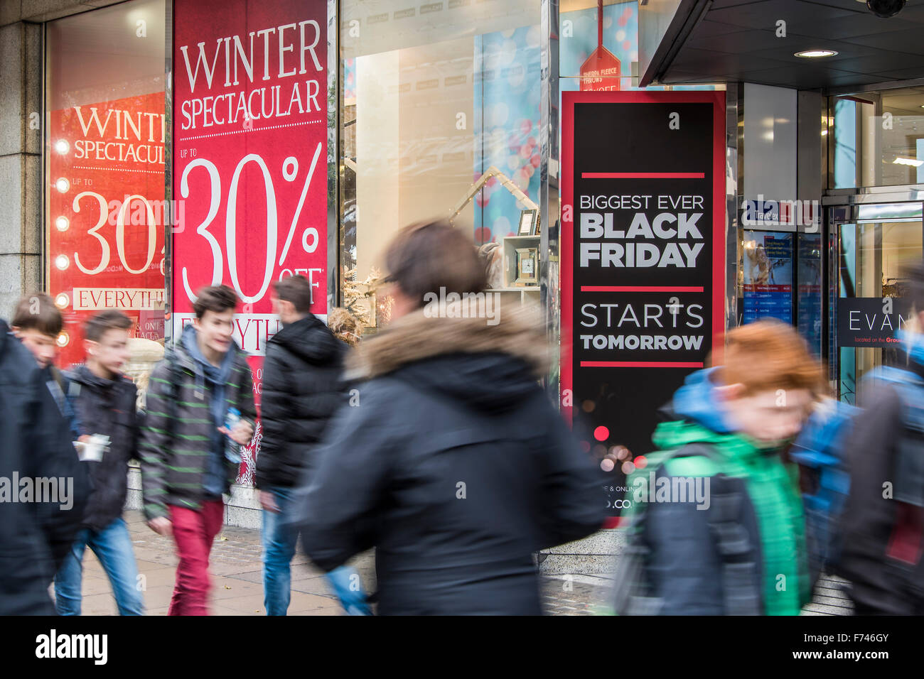 London, UK. 25. November 2015. BHS bietet bis zu 30 % off in seiner spektakulären und schwarzen Freitag Winterschlussverkauf. Oxford Street bereitet seine ermäßigte Angebote für schwarzen Freitag. Bildnachweis: Guy Bell/Alamy Live-Nachrichten Stockfoto