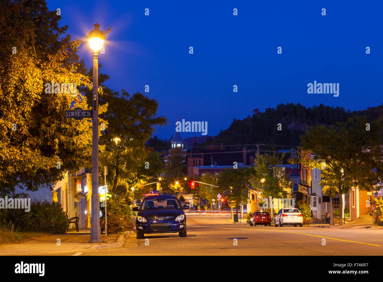 Schauen unten Main Street in der Abenddämmerung in der Innenstadt von Huntsville, Muskoka, Ontario, Kanada. Stockfoto