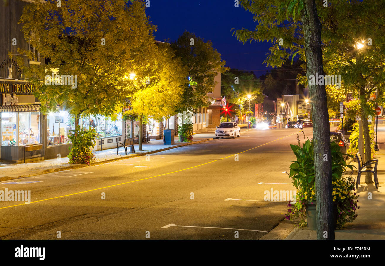 Schaufenster entlang der Main Street in der Innenstadt von historischen Huntsville in der Abenddämmerung. Huntsville, Muskoka, Ontario, Kanada. Stockfoto