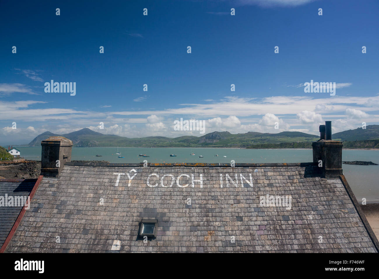 Porth Dinllaen Porthdinllaen Ty Coch Inn Cardigan Halbinsel Gwynedd North Wales UK Schiefer Dach Pub mit Zeichen Hafen, Boote Meer co Stockfoto