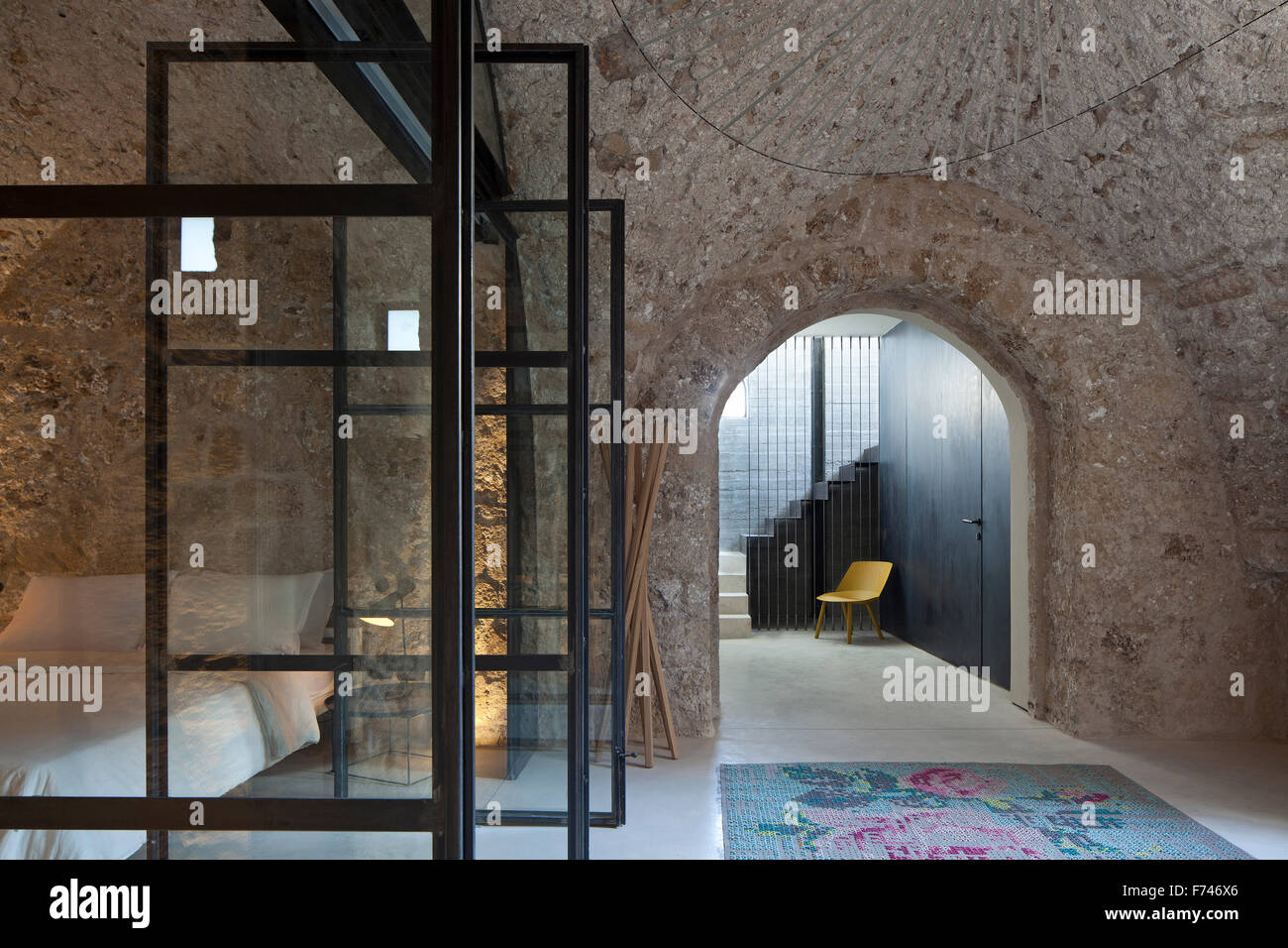 Modern rustikal, Â €‹arched Steinstruktur Schlafzimmer mit Glas, Metall gerahmte Türen, Jaffa, Tel Aviv, Stockfoto