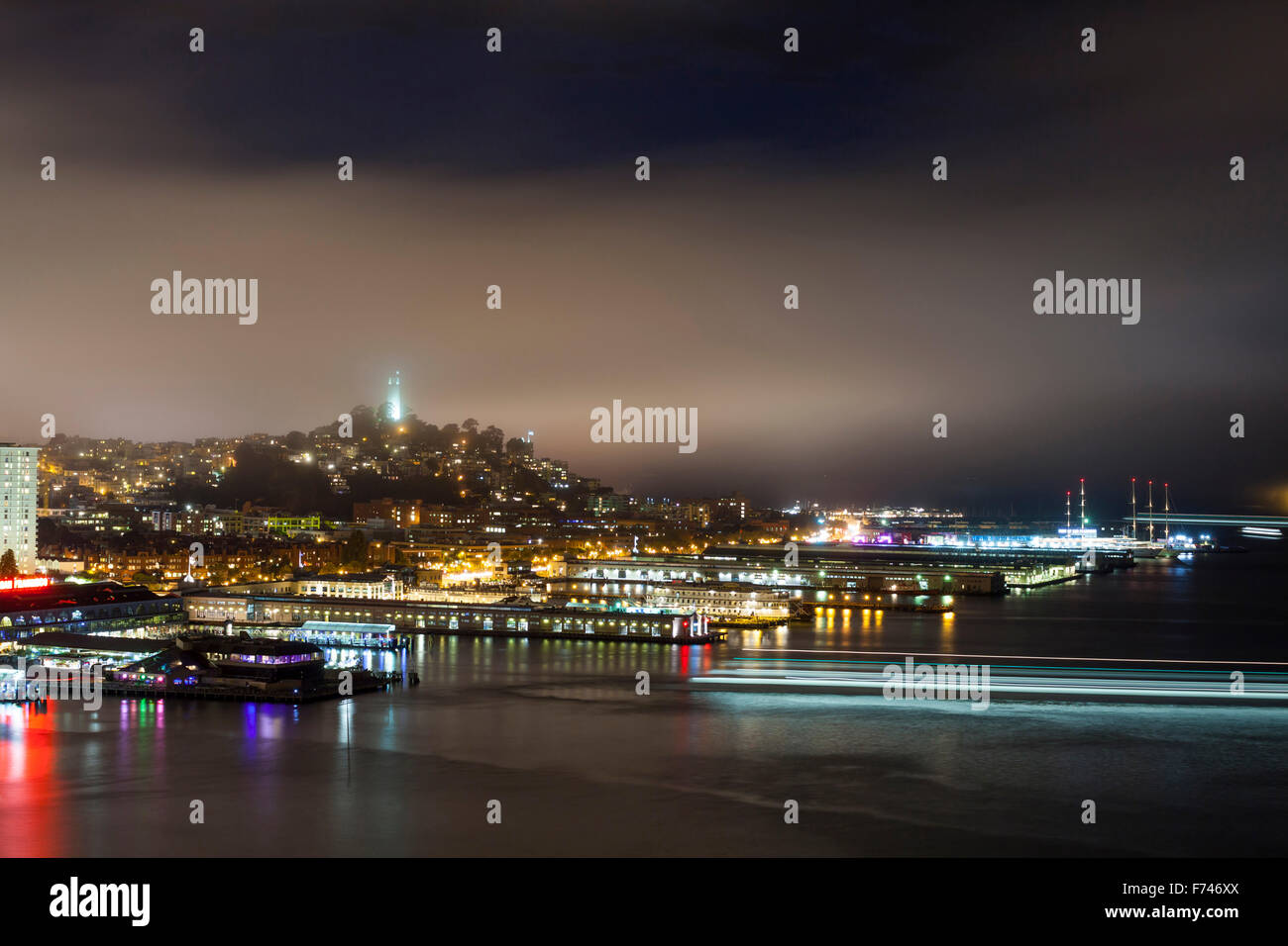 San Francisco Bay Area Waterfront beleuchtet bei Nacht, Kalifornien, USA Stockfoto