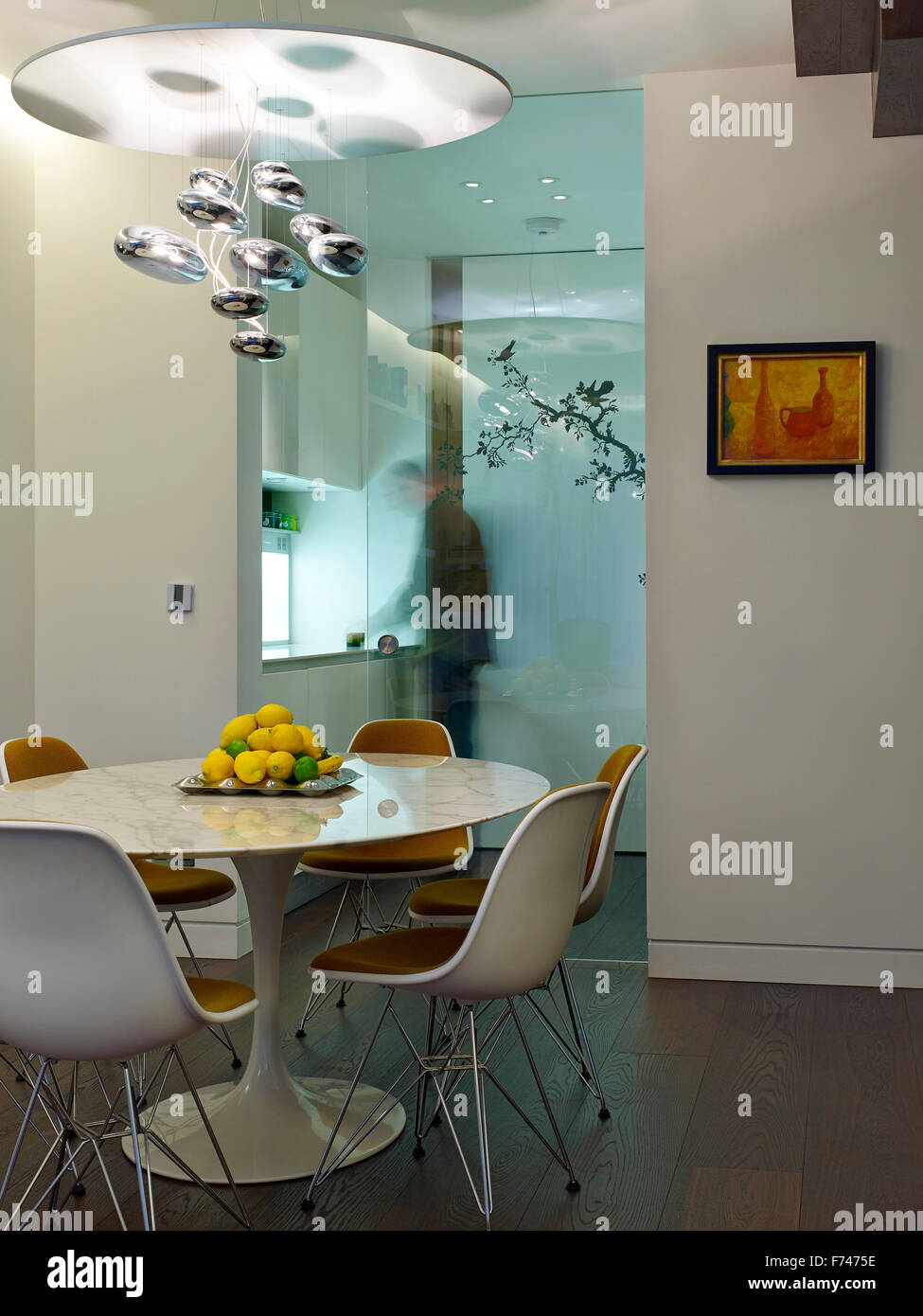 Esszimmer mit Glas-Wand-Partition im Kompass Court Apartment, Shad Thames, London, England, UK Stockfoto