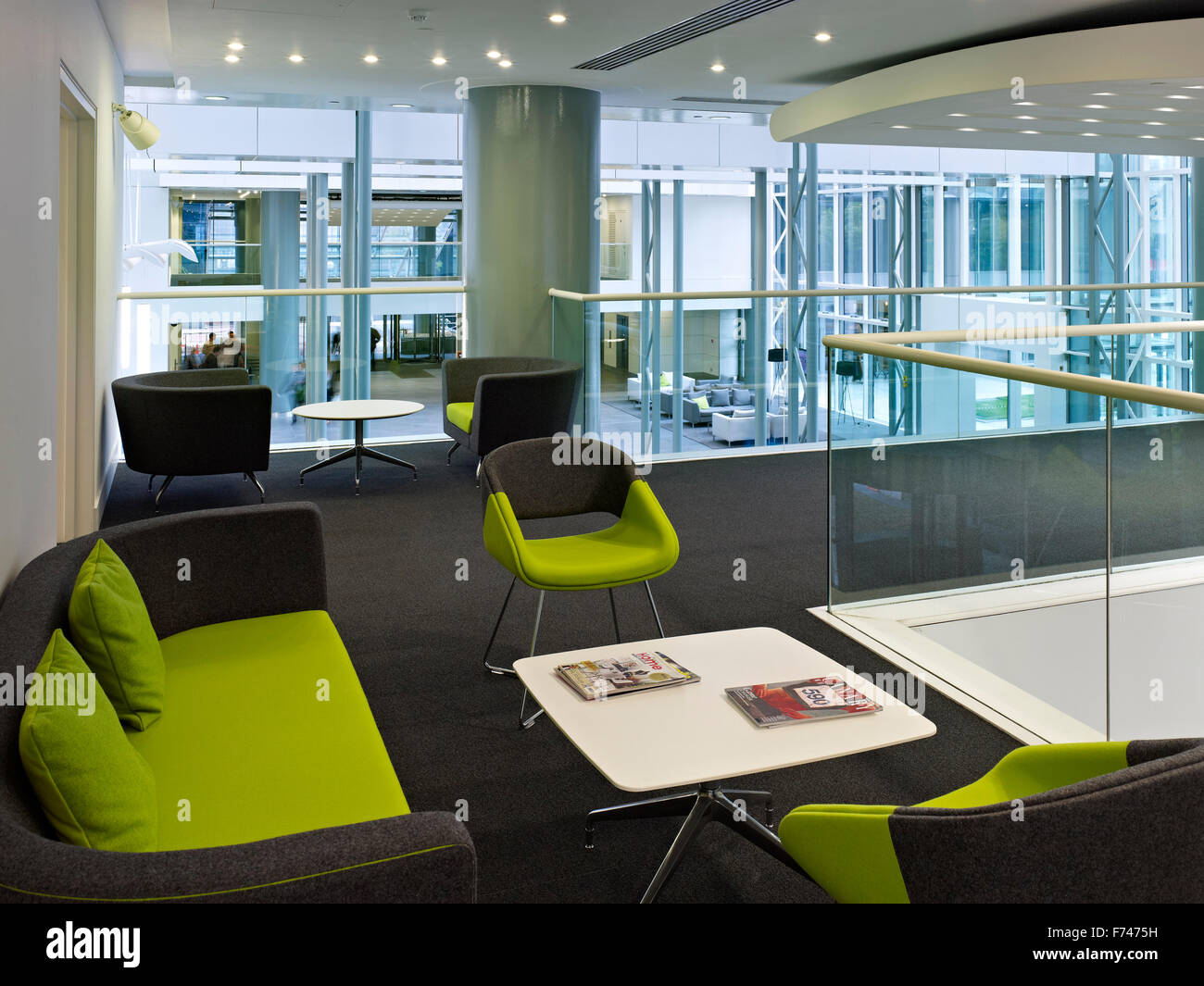 Lime grün Sitzplätze im Wartebereich des Exchange Tower, Docklands, London, England, UK Stockfoto