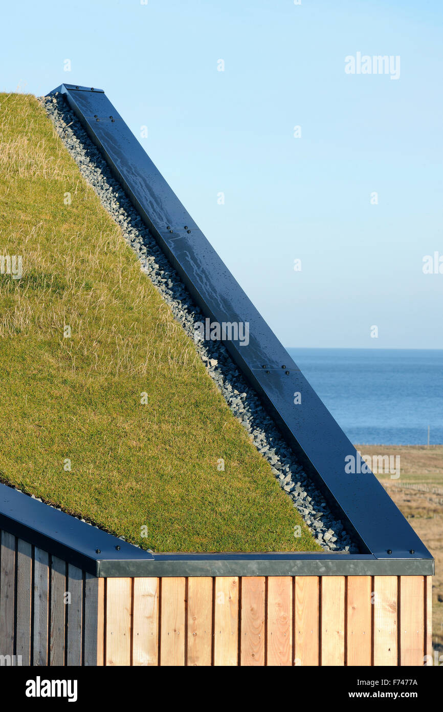 Grasdach auf küstennahen Studio, Isle Of Skye, Lochalsh und Raasay, Scotland, UK Stockfoto