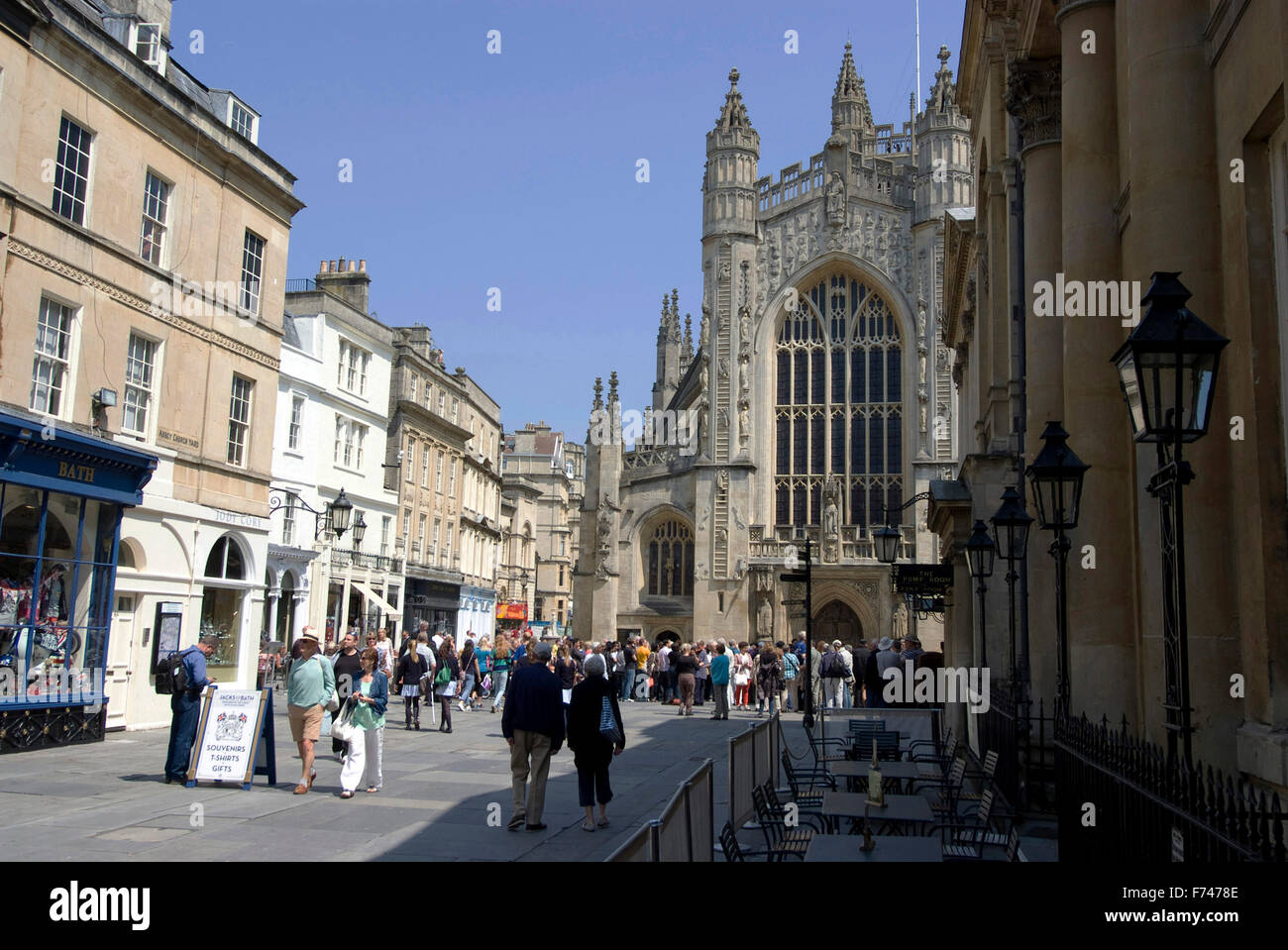 Fußgängerzone vor der Westseite Ansicht der Abteikirche von Bath, Bath, Somerset, England Stockfoto