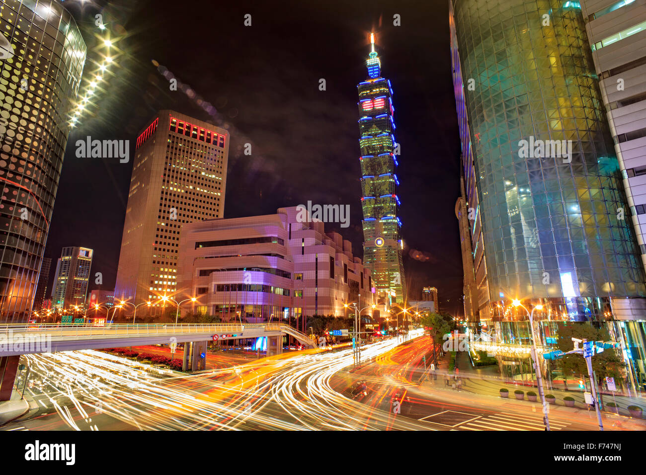 Stadt Tag und Nacht, urbane Landschaft mit modernen Wolkenkratzer in Taipeh, Taiwan, Asien. Stockfoto