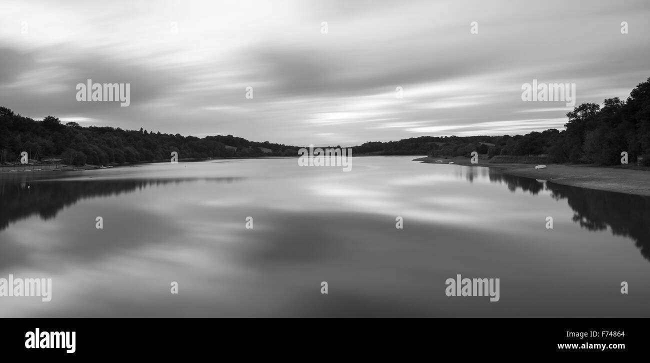 Schwarz / weiß Landschaftsbild des Sees am Sonnenuntergang Langzeitbelichtung Stockfoto