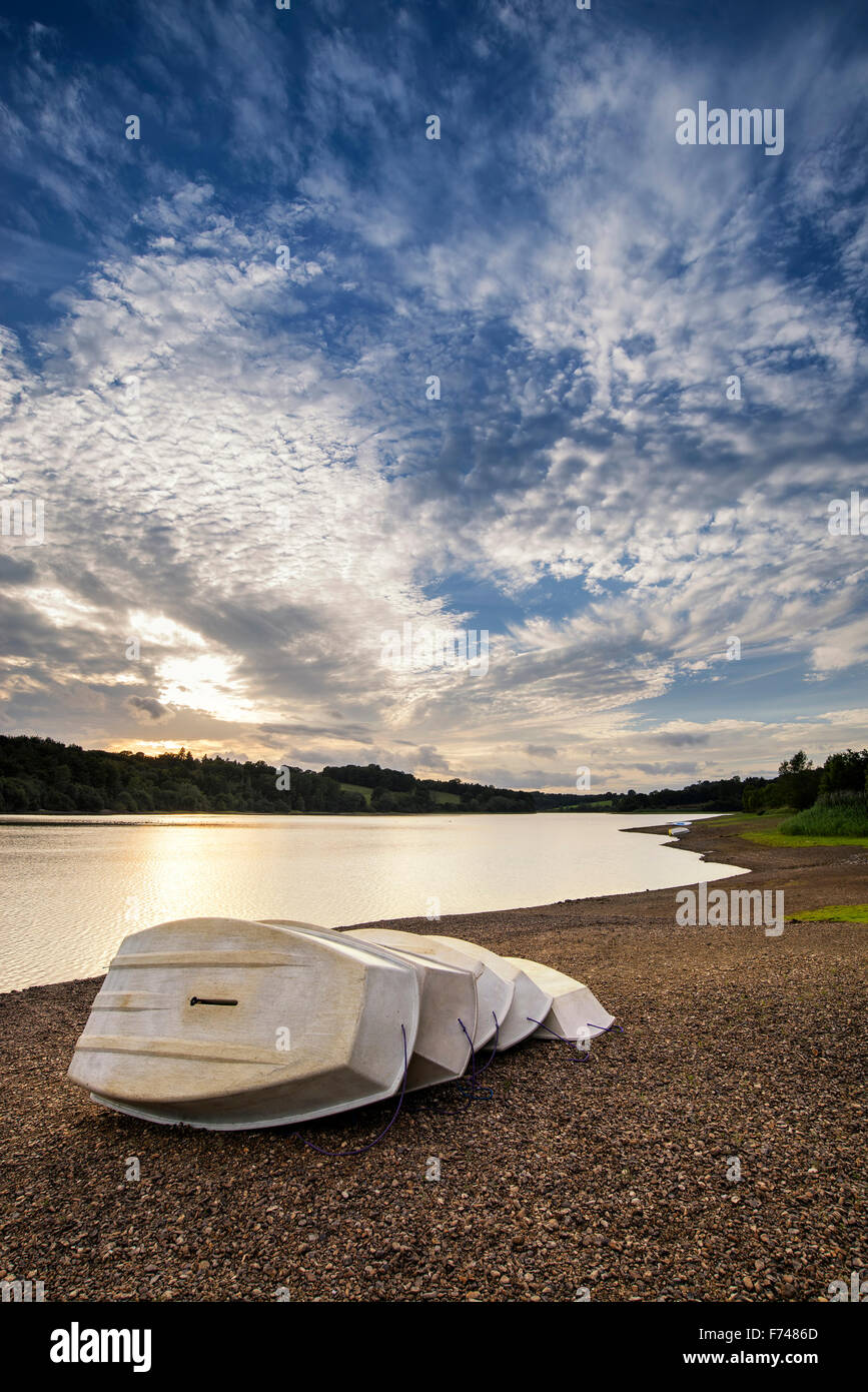 Sommer Sonnenuntergang über See Landschaft mit Freizeitboote am Ufer Stockfoto