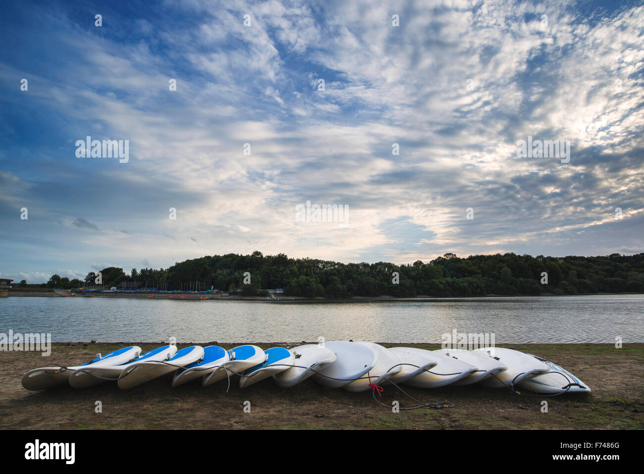 Sommer Sonnenuntergang über See Landschaft mit Freizeitboote am Ufer Stockfoto