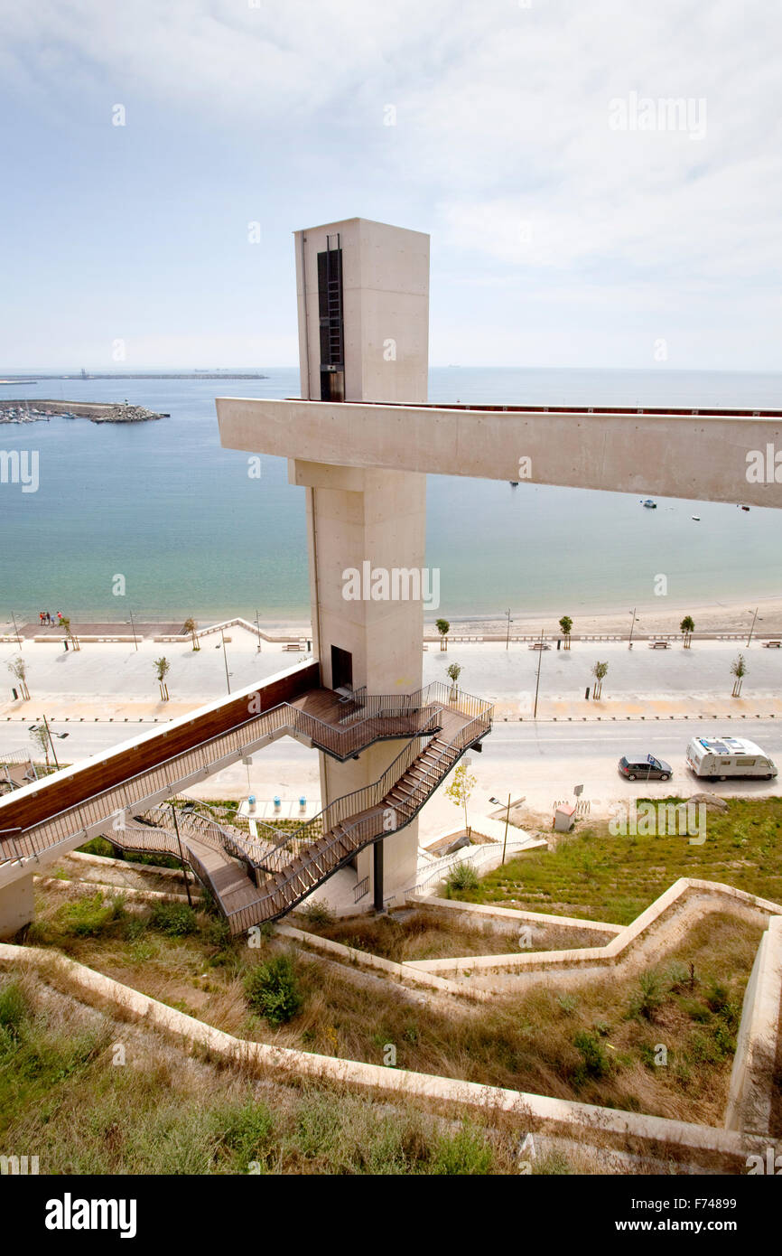 Mazy Treppen und Aufzüge, die Gebäude mit Blick auf das Meer, Sines, Portugal. Stockfoto