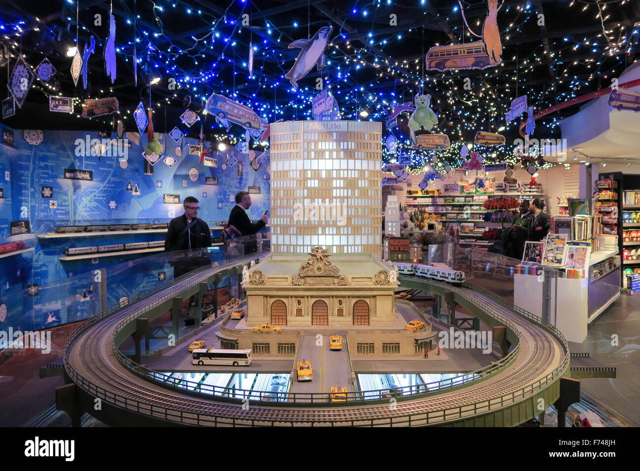 Annual holiday toy train display -Fotos und -Bildmaterial in hoher ...