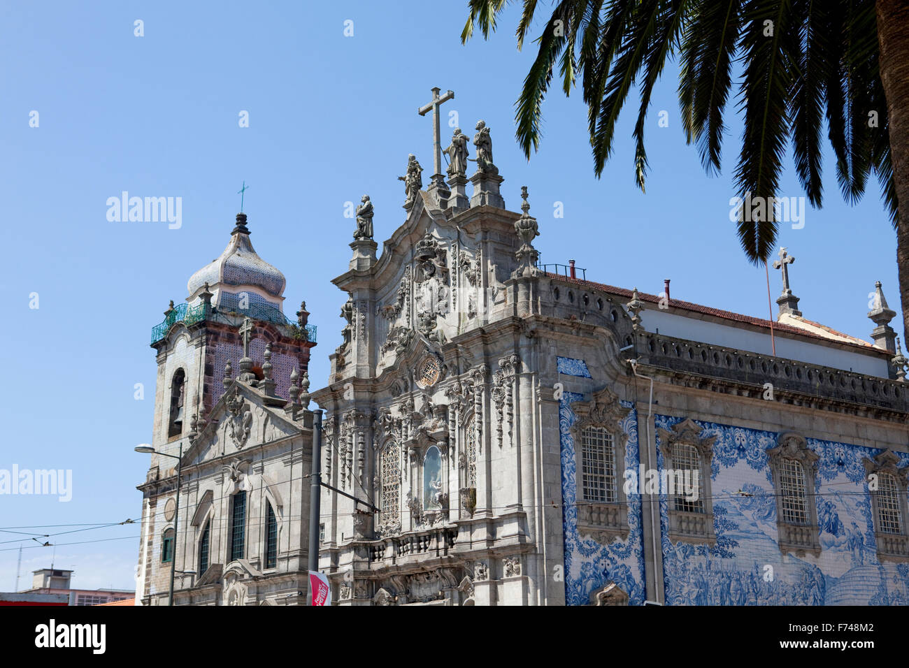 Details der Architektur der Carmo Kirche und die Karmeliterkirche in Porto, Portugal. Stockfoto