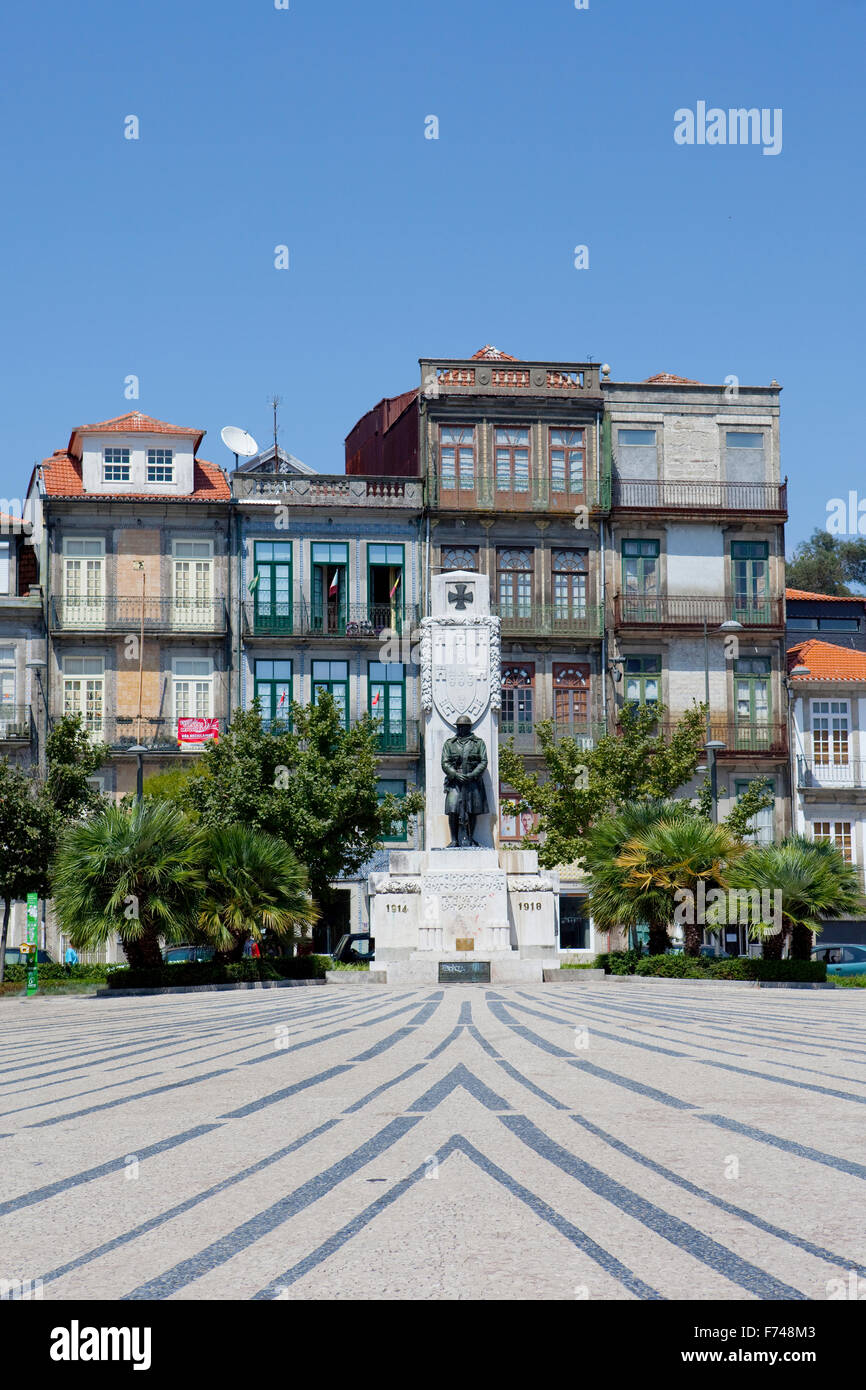 Praca Carlos Alberto, mit seinem Ersten Weltkrieg Memorial, im historischen Zentrum von Porto, Portugal Stockfoto