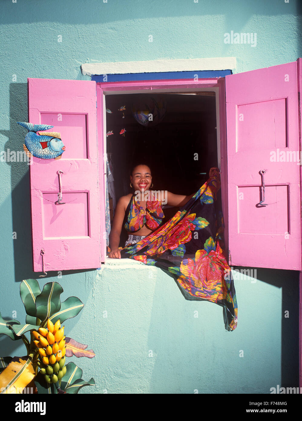 Karibik, Britische Jungferninseln, Tortola, Road Town, Frau schaut aus Fenster Stockfoto