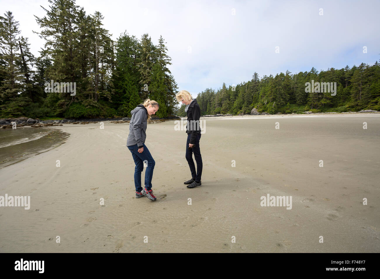Kanada, British Columbia, Vancouver Insel, Pazifik, Pacific Rim National Park Reserve, 2 Frauen laufen im sand Stockfoto