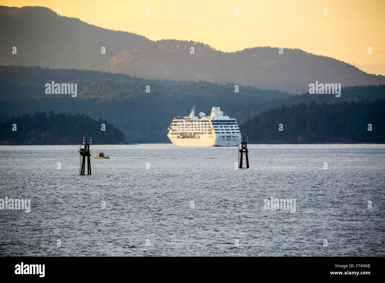 Pacific Princess Kreuzfahrtschiff der Inside Passage zwischen Vancouver Island und Quadra Island, Britisch-Kolumbien, Kanada Stockfoto