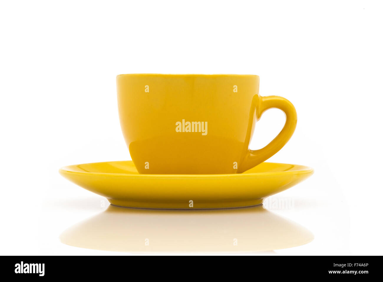 Gelbe Espressotasse und Untertasse isoliert auf weißem Hintergrund Stockfoto