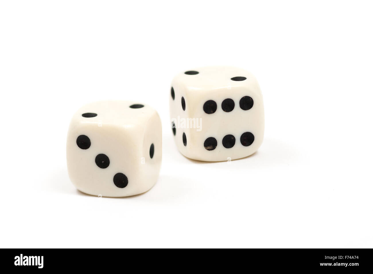 Zwei spielen Würfel isoliert auf weißem Hintergrund mit Textfreiraum Stockfoto