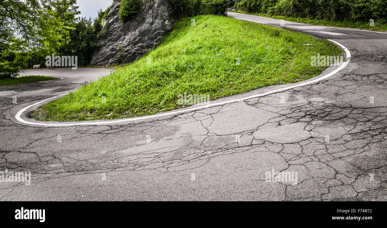 Rissbildung, kurvenreiche Straße in den Bergen Stockfoto