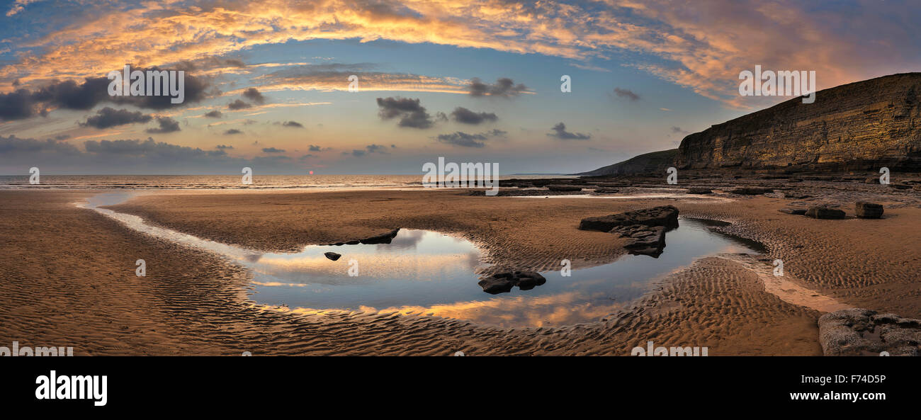 Atemberaubende Panorama Sonnenuntergang Landschaft über Dunraven Bay in Wales Stockfoto