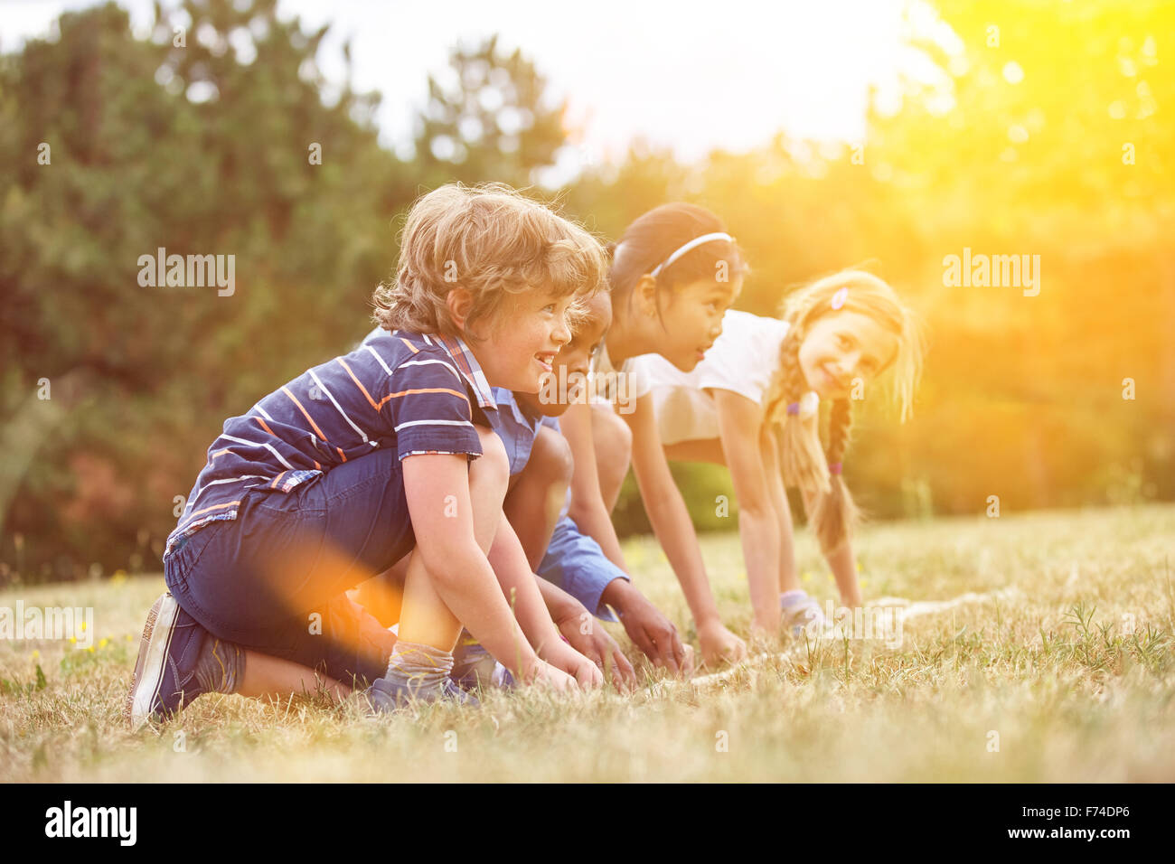 Kinder zu Beginn des Rennens immer bereit Stockfoto